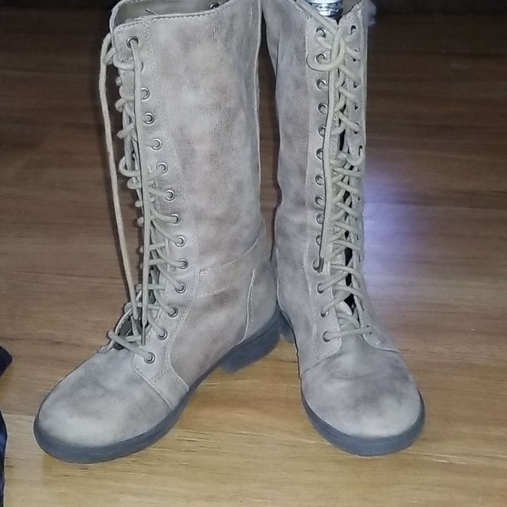 Boots - Picture 3 of 4